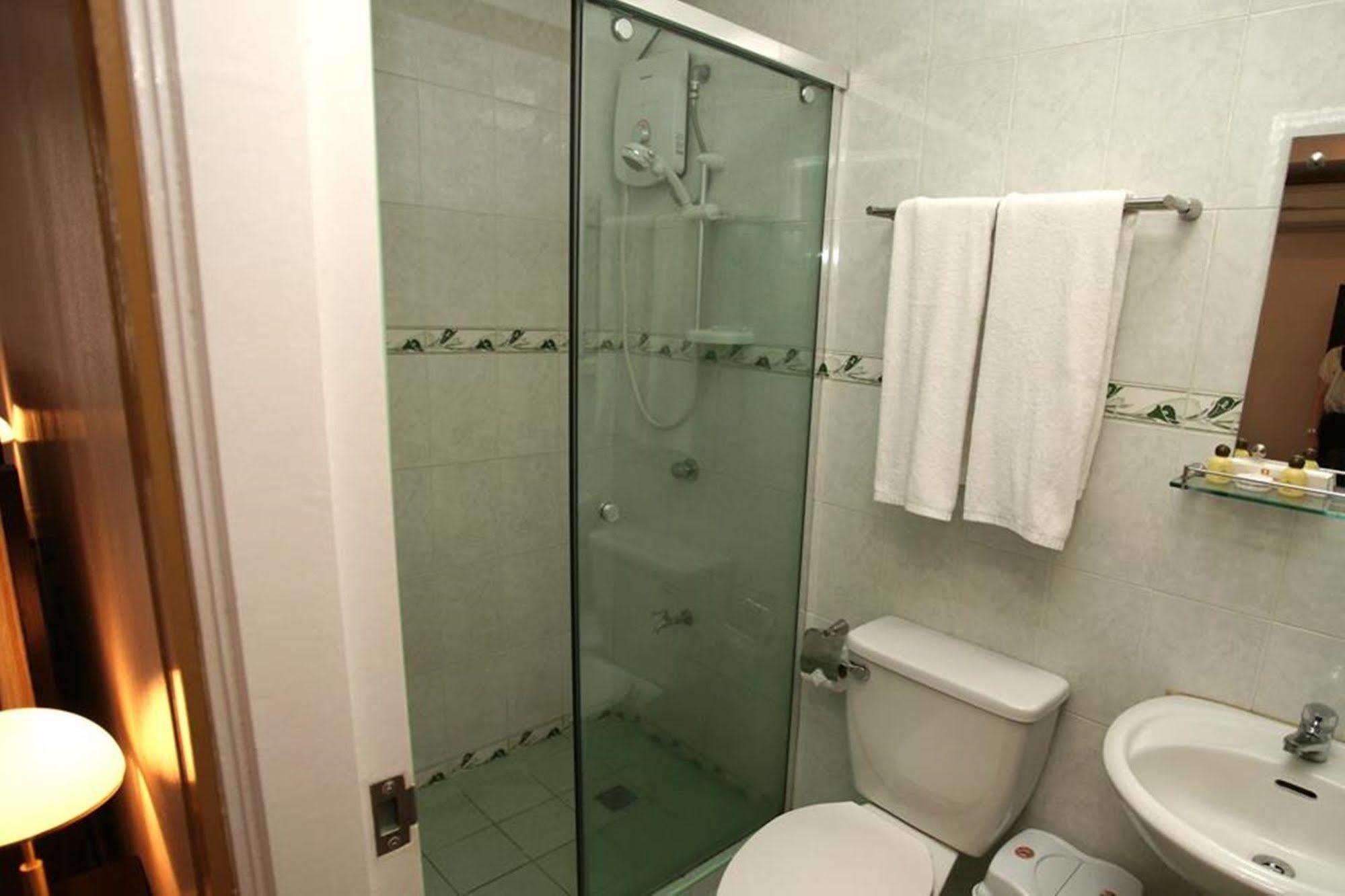 Suzuki Beach Hotel Olongapo Exterior foto